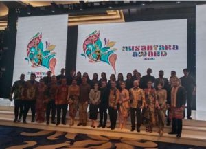 Menkum HAM Yasonna, Menyerahkan Penghargaan Kepada 19 Penerima Nusantara Awards 2024