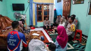 Kapolres Metro Jakarta Timur Takziah Ke Rumah Duka Aiptu Rukini Anggota Polsek Pulogadung