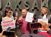 BELASAN OKNUM JATANRAS POLDA METRO JAYA MEMBANGKANG PERINTAH KAPOLRI, KEPUNG KANTOR KUASA HUKUM IKE FARIDA (LAGI-LAGI POLISI KRIMINALISASI ADVOKAT)