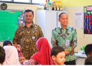 Kalapas Sukamiskin Fajar Nurcahyono Dampingi Kakanwil Ditjenpas Jabar Tinjau Distribusi MBG SDN 101 Sukakarya