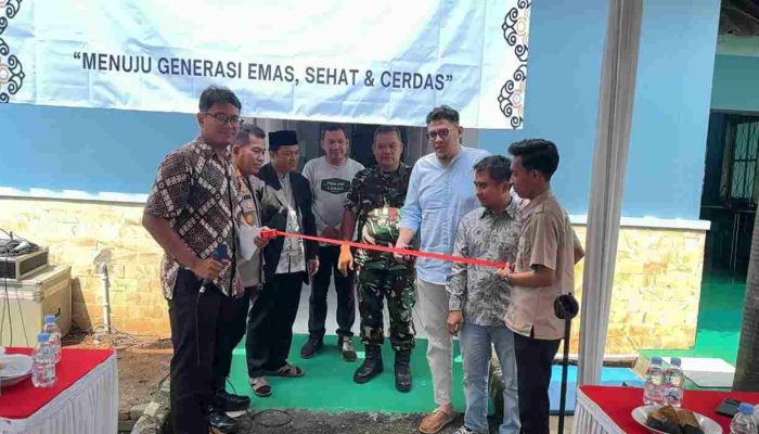*Peresmian Dapur SPPG Cimuning 3 Oleh Firnendi Irawan, Perwakilan Yayasan dan Kepala SPPI, Muhamad Khoirul Anam.*