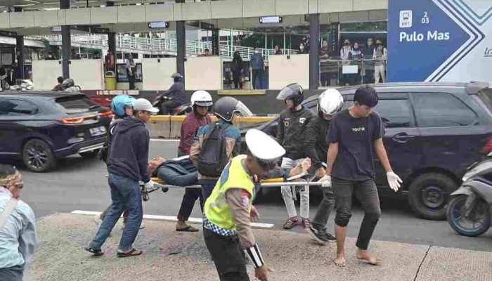 Anggota Lantas Kelapa Gading Gerak Cepat Bantu Pemotor Kecelakaan Di Jl. Perintis Kemerdekaan