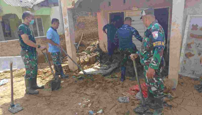 Terus Berlanjut, Personel Lanud SUT Bersihkan Sisa Lumpur Pascabanjir di Kota Padang
