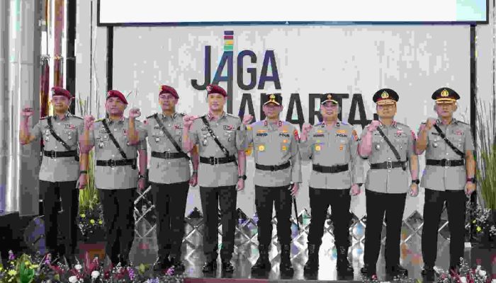 *Kapolda Pimpin Sertijab 3 Pejabat Utama PMJ, Pesan Tegas: Tunjukkan Kinerja Terbaik*  Jakarta – Kapolda Metro Jaya Irjen Pol. Asep Edi Suheri memimpin serah terima jabatan (sertijab) tiga pejabat utama, yakni Karorena, Dirreskrimsus, dan Dirressiber di Lobby Gedung Promoter Polda Metro Jaya, Senin (6/4/2026) pukul 11.00 WIB.  Dalam arahannya, Kapolda menegaskan bahwa rotasi jabatan merupakan bagian dari dinamika organisasi sekaligus upaya memperkuat kinerja institusi di tengah tantangan yang semakin kompleks.  “Pengabdian itu tidak pernah berhenti, hanya berpindah tempat. Apa yang telah dilakukan menjadi bagian penting dalam perjalanan organisasi,” ujarnya.  Ia mengapresiasi kinerja pejabat lama yang dinilai telah memberikan kontribusi nyata dan fondasi kuat bagi Polda Metro Jaya. Menurutnya, capaian tersebut menjadi modal penting dalam menjaga keberlanjutan kinerja organisasi.  Kepada pejabat baru, Kapolda memberikan pesan tegas agar segera beradaptasi dan menunjukkan kinerja terbaik. Ia mengingatkan bahwa setiap personel yang pernah bertugas di Polda Metro Jaya akan selalu menjadi perhatian dalam perjalanan kariernya.  “Setiap yang keluar dari Polda Metro Jaya pasti akan dilihat kualitasnya. Maka tunjukkan kinerja terbaik,” tegasnya.  Kapolda juga menekankan pentingnya menjaga integritas, soliditas, dan loyalitas dalam pelaksanaan tugas. Ia meminta seluruh jajaran terus memberikan pelayanan terbaik kepada masyarakat guna menjaga situasi kamtibmas tetap aman dan kondusif.  Dalam sertijab tersebut, jabatan Karorena Polda Metro Jaya diserahterimakan dari Brigjen Pol. I Bagus Rai Elryanto kepada Kombes Pol. Teguh Tri Sasongko. Kemudian jabatan Dirreskrimsus Polda Metro Jaya diserahterimakan dari Brigjen Pol. Edy Suranta Sitepu kepada Kombes Pol. Dr. Victor Dean Mackbon.  Selanjutnya, jabatan Dirressiber Polda Metro Jaya diserahterimakan dari Brigjen Pol. Roberto G.M. Pasaribu kepada Kombes Pol. R. Bagoes Wibisono. Pergantian pejabat ini diharapkan dapat memperkuat kinerja satuan serta meningkatkan efektivitas pelaksanaan tugas kepolisian di wilayah hukum Polda Metro Jaya.