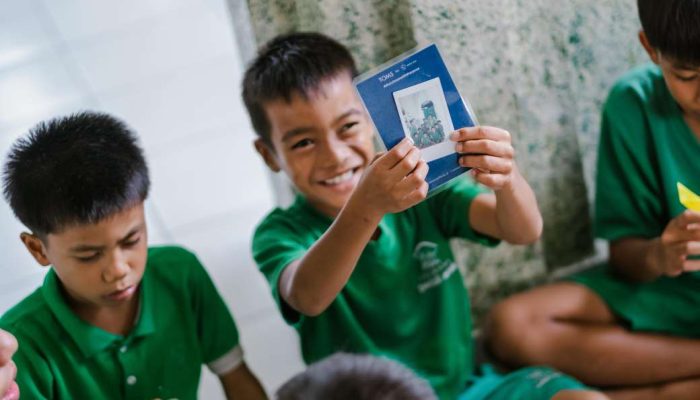 TOMS Indonesia Bagikan 150 Pasang Sepatu dan Buku untuk Anak-Anak di Yayasan Peduli Anak