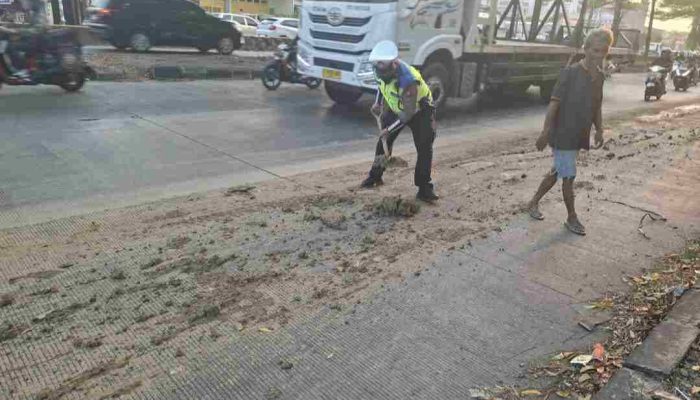 Anggota Lantas Polsek Kelapa Gading Respon Cepat Mobil Truck Tumpah Tanah : Datangi TKP Dan Atur Lalin