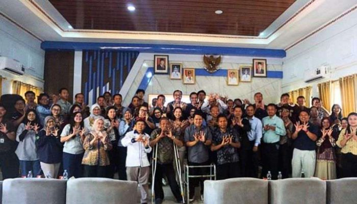 Sosialisasi Program BERSIAP Academy   Karawang, 22 Juni 2026 – Komitmen untuk memperluas akses pelatihan dan kesempatan kerja bagi penyandang disabilitas kembali diperkuat melalui kegiatan Sosialisasi Program BERSIAP Academy, Pelatihan dan Penempatan Disabilitas di Kawasan Industri Kabupaten Karawang yang diselenggarakan di Aula Dinas Tenaga Kerja dan Transmigrasi Kabupaten Karawang, Kamis (18/6).   Kegiatan ini menghadirkan berbagai pemangku kepentingan, mulai dari pemerintah pusat dan daerah, dunia usaha, lembaga pelatihan, organisasi penyandang disabilitas, hingga mitra industri untuk membangun kolaborasi dalam menciptakan ekosistem ketenagakerjaan yang lebih inklusif dan berkelanjutan. Acara dihadiri oleh Kepala Dinas Tenaga Kerja dan Transmigrasi Kabupaten Karawang, Ibu Rosmalia Dewi, S.H., M.H., Ketua Tim Bidang Disabilitas Direktorat Bina PTKK Kementerian Ketenagakerjaan Republik Indonesia Bapak Asrian Darma Saputra, S.E., M.Si., CEO dan Founder Koneksi Indonesia Inklusif Marthella Sirait S. IP., M.A., Ketua Forum Komunikasi Lembaga Pelatihan dan Industri Daerah (FKLPID) Jawa Barat Bapak Benny Tunggul HS., ST., MM., Ph.D., serta perwakilan industri di kawasan Kabupaten Karawang dan organisasi penyandang disabilitas.   Kolaborasi Menuju Ketenagakerjaan Inklusif yang Berkelanjutan   Sambutan dan peresmian pembukaan kegiatan Sosialisasi Program BERSIAP dilakukan oleh Kepala Dinas Tenaga Kerja dan Transmigrasi Kabupaten Karawang, Ibu Rosmalia Dewi, S.H., M.H., yang menyambut baik pelaksanaan Program BERSIAP Academy dan menegaskan pentingnya kolaborasi multipihak dalam mewujudkan penempatan kerja yang lebih efektif bagi penyandang disabilitas.   Melalui kegiatan ini, Ketua FKLPID Jawa Barat, Bapak Benny Tunggul HS., ST., MM., Ph.D., menyampaikan bahwa Kabupaten Karawang telah memiliki banyak praktik baik dalam penerapan ketenagakerjaan inklusif.    Namun demikian, diperlukan dukungan yang lebih terstruktur agar perusahaan-perusahaan semakin siap menerima dan memberdayakan tenaga kerja penyandang disabilitas.   Menurutnya, pelatihan bagi perusahaan menjadi salah satu langkah penting untuk meningkatkan pemahaman dan kesiapan dunia usaha dalam membangun lingkungan kerja yang inklusif.   “Di Kabupaten Karawang sebenarnya sudah banyak praktik baik yang dilakukan perusahaan dalam mempekerjakan penyandang disabilitas, ada perusahaan yang sudah memenuhi kuota 1 persen.    Namun diperlukan dukungan dan pendampingan agar perusahaan semakin siap. Melalui pelatihan dan penguatan kapasitas, perusahaan-perusahaan di Karawang memiliki peluang untuk menjadi contoh praktik ketenagakerjaan inklusif yang dapat memperoleh apresiasi hingga tingkat nasional,” ujar Bapak Benny Tunggul.   CEO dan Founder Koneksi Indonesia Inklusif, Marthella Sirait S. IP., M.A, memperkenalkan Program BERSIAP Academy yang didukung oleh DBS Foundation sebagai program yang dirancang untuk mempersiapkan penyandang disabilitas memasuki dunia kerja melalui pelatihan berbasis kebutuhan industri, pendampingan karier, dan memberikan pemahaman mengenai disabilitas kepada perusahaan supaya lebih mengerti urgensi dan manfaat.    Melalui tiga fokus utama DBS Foundation yakni menyediakan kebutuhan dasar, mendorong inklusi dan mempersiapkan komunitas menua agar lebih berdaya dan bermartabat, DBS Foundation berupaya untuk mempersiapkan generasi yang lebih inklusif dan siap menghadapi masa depan  (future ready).   Mona Monika, Head of Group Marketing & Communications Bank DBS Indonesia sekaligus perwakilan DBS Foundation mengatakan, “Kami mengapresiasi KONEKIN dan semua pemangku kepentingan yang telah berpartisipasi dalam kegiatan ini dan terus memajukan agenda inklusivitas bagi tenaga kerja agar mereka lebih tangguh.    Melalui program BERSIAP, kami yakin dapat membantu masyarakat rentan untuk mencapai kesetaraan dan memiliki daya saing yang adil. Inisiatif ini secara khusus selaras dengan fokus DBS Foundation pada pendidikan dan inklusivitas, memastikan tidak ada yang tertinggal dan mendorong keterampilan siap masa depan, yang krusial untuk memberdayakan individu agar berkembang di dunia kerja.”    Dalam kesempatan tersebut, Ketua Tim Bidang Disabilitas Direktorat Bina PTKK Kementerian Ketenagakerjaan RI, Bapak Asrian Darma Saputra, S.E., M.Si., menyampaikan materi “Arah Kebijakan Kementerian Ketenagakerjaan dalam Penempatan Tenaga Kerja Penyandang Disabilitas” yang mendukung pelaksanaan Asta Cita Presiden Republik Indonesia.  Dalam paparannya, beliau memaparkan data terkini mengenai kondisi penyandang disabilitas berdasarkan ragam disabilitas dan jenjang pendidikan, sekaligus menjelaskan arah kebijakan Kementerian Ketenagakerjaan dalam pengembangan tenaga kerja inklusif, penguatan layanan 1 penempatan tenaga kerja khusus bagi penyandang disabilitas, serta implementasi berbagai regulasi pendukung ketenagakerjaan inklusif.  Selain itu, beliau juga menyampaikan kebijakan pemberian penghargaan dan insentif bagi pemberi kerja yang mempekerjakan tenaga kerja penyandang disabilitas, serta informasi mengenai terbitnya Permenaker Nomor 8 Tahun 2026 yang menggantikan Permenaker Nomor 3 Tahun 2021 sebagai bentuk penguatan kebijakan dalam penghormatan, pelindungan, dan pemenuhan hak penyandang disabilitas di dunia kerja.   Salah satu agenda penting dalam kegiatan ini adalah pelaksanaan penandatanganan Perjanjian Kerja Sama (PKS) antara Koneksi Indonesia Inklusif dan Forum Komunikasi Lembaga Pelatihan dan Industri Daerah (FKLPID) Jawa Barat.  Penandatanganan tersebut menjadi bentuk komitmen bersama dalam memperluas akses pelatihan dan meningkatkan peluang kerja bagi penyandang disabilitas di kawasan industri.   Kegiatan juga diisi dengan sesi pengenalan Program BERSIAP Academy, diskusi dan tanya jawab interaktif oleh peserta yang berasal dari Pemangku Kepentingan, HR Manager perusahaan, universitas lokal dan komunitas disabilitas, yang ditutup oleh penyusunan rencana tindak lanjut dan sesi networking yang melibatkan berbagai pihak.   Melalui kolaborasi antara pemerintah, dunia usaha, lembaga pelatihan, dan organisasi penyandang disabilitas, diharapkan semakin banyak penyandang disabilitas yang memperoleh kesempatan untuk mengembangkan kompetensi dan berpartisipasi secara aktif di dunia kerja.   Kabupaten Karawang sebagai salah satu kawasan industri terbesar di Indonesia diharapkan dapat menjadi contoh dalam pengembangan praktik ketenagakerjaan inklusif yang tidak hanya memenuhi regulasi, tetapi juga mampu menciptakan lingkungan kerja yang produktif serta memberikan kesempatan yang setara.    Tentang Program BERSIAP Academy BERSIAP Academy adalah program pelatihan intensif daring yang dirancang khusus untuk membekali talenta muda penyandang disabilitas dengan keterampilan dan kesiapan kerja yang dibutuhkan di dunia industri. Program ini menghadirkan workshop interaktif dan sesi mentoring yang dipandu oleh narasumber serta mentor profesional dari berbagai bidang. Program ini berfokus pada penguatan keterampilan soft skills esensial sehingga peserta dapat berkembang menjadi talenta potensial yang siap direkrut perusahaan. Sejak tahun 2023, BERSIAP Academy telah diselenggarakan sebanyak tiga angkatan melalui kolaborasi dengan berbagai mitra strategis, yaitu Unilever, DBS Bank Indonesia, dan Godrej Indonesia. Program ini telah menghasilkan 150 alumni penyandang disabilitas, dengan tingkat penyerapan kerja mencapai 51%. Program BERSIAP didukung oleh DBS Foundation melalui program Business for Impact 2025 sebuah inisiatif yang memperkuat komitmen Bank DBS Indonesia sebagai purpose-driven organisation dalam menciptakan dampak positif yang berkelanjutan, berkat dukungan tersebut KONEKIN kembali menyelenggarakan BERSIAP Academy di 5 kawasan industri yaitu Karawang, Batang-Kendal, Batam, Balikpapan, dan Morowali dengan tujuan untuk mendukung pemerataan dan penyerapan tenaga kerja penyandang disabilitas di Indonesia.