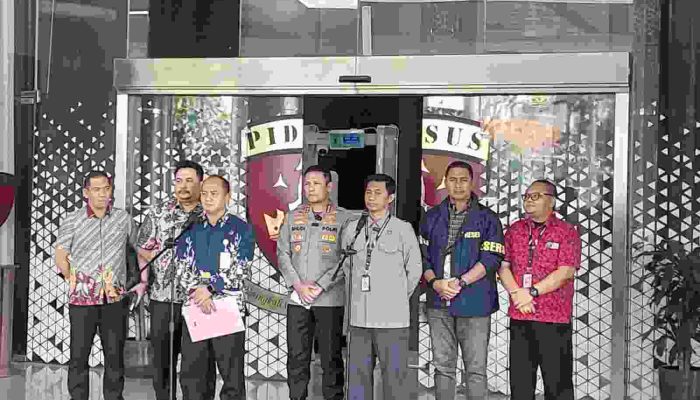 Polri Serahkan Tersangka dan Barang Bukti Perkara Dugaan Korupsi kepada Kejaksaan Agung