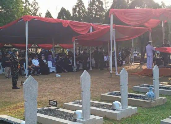 Tangis dan Penghormatan Mengiringi Pemakaman Mayjen TNI (Purn) H. Syamsir Siregar di TMP Kalibata