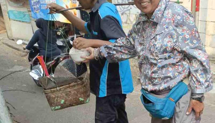 Jumat Berkah, Pimpinan Redaksi KabarindorayaNews.com Bagikan Paket Makanan untuk Ojol dan Kaum Dhuafa di Penggilingan
